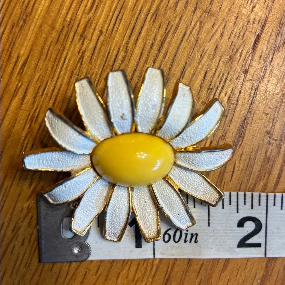 Weiss Enameled Daisy Brooch